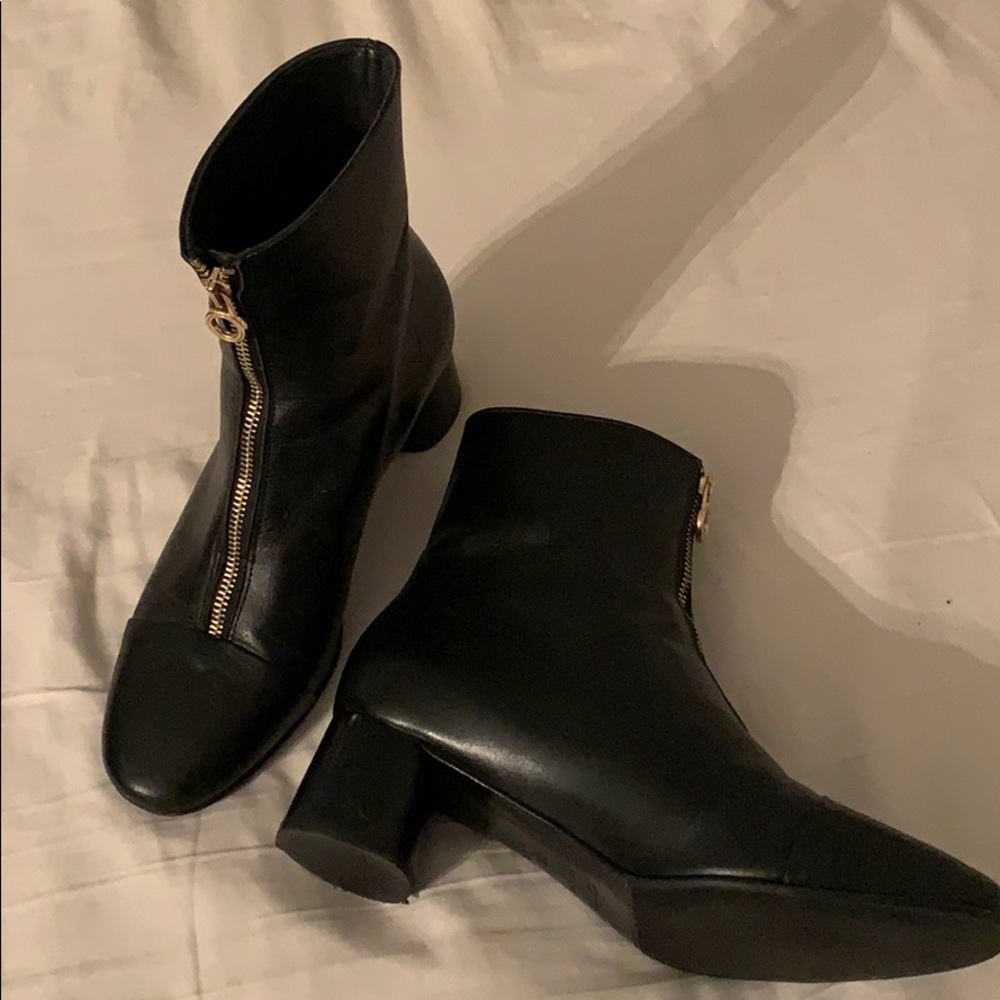 Black ankle boot with heel